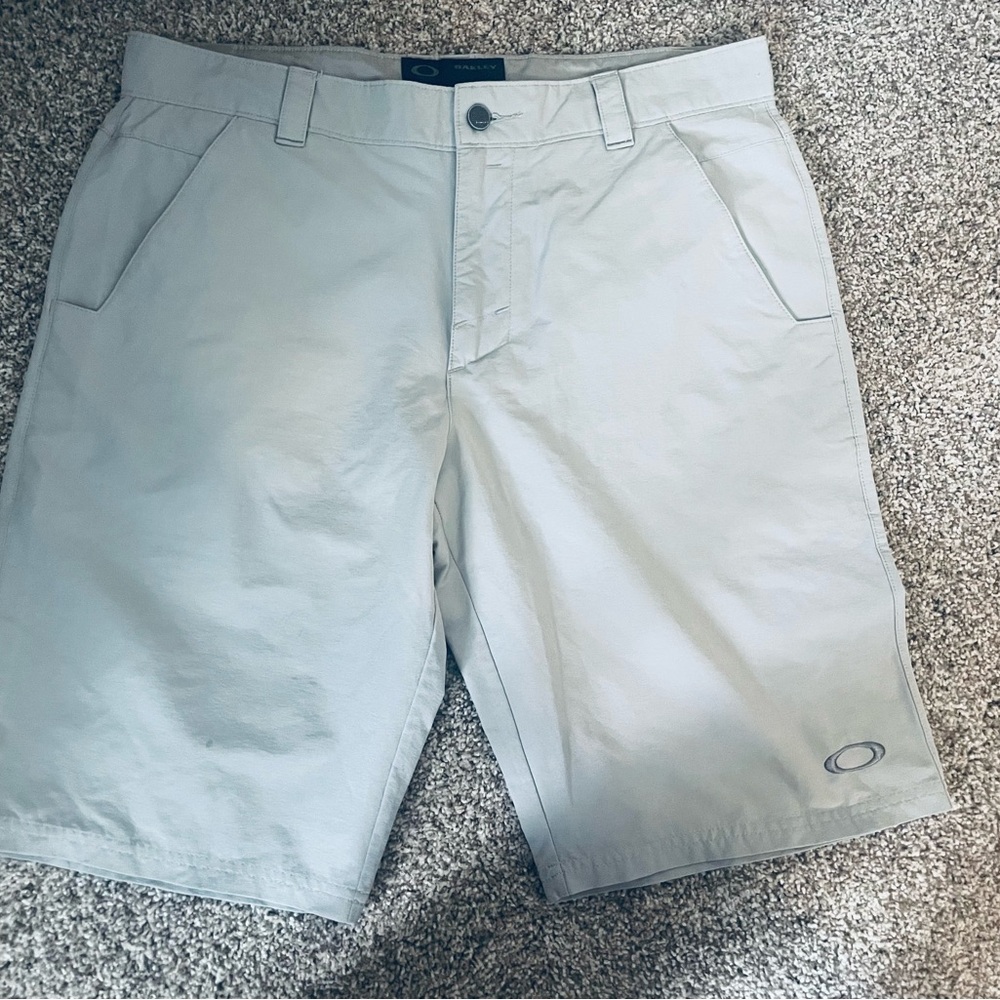 Oakley Men's Light Gray Flat Front Shorts